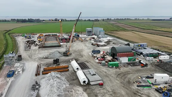 Von hier aus arbeitet sich ein Spezialbohrer in 20 Metern Tiefe unter die Elbe bei Wewelsfleth. | NDR, Tobias Gellert Eine Aufnahme einer Baustelle