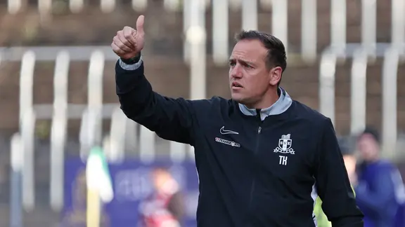 Triert-Coach Klasen: "Das bestärkt den Glauben der Jungs" | IMAGO / Fussball-News Saarland Fussball, Herren, Regionalliga Südwest, Saison 2025 2026, FC 08 Homburg - SV Eintracht Trier 05, Trainer Thomas Klasen (SV Eintracht Trier 05) zeigt mit dem Daumen nach oben, Daumen hoch Homburg Waldstadion Saarland Deutschland (DEU)