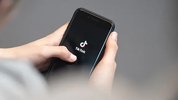 Eine Person hat auf einem Smartphone die TikTok-App geöffnet. | picture alliance/dpa | Hannes P Albert, Hannes P Albert Eine Person hat auf einem Smartphone die TikTok-App geöffnet.