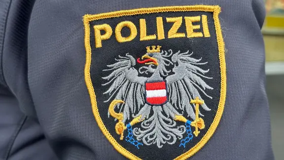 Emblem der österreichischen Polizei auf einer Uniform. | Matthias Röder/dpa Emblem der österreichischen Polizei auf einer Uniform.