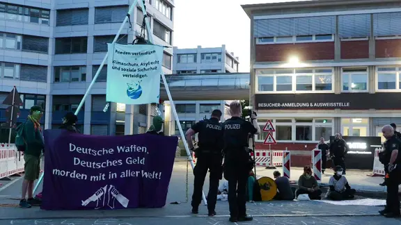An den zwei Eingängen zur Kieler Werft TKMS sitzen seit Montagfrüh Demonstranten. Die Polizei ist vor Ort. | NDR Blockade vor Kieler Werft TKMS