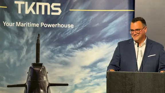 Für Oliver Burkhard ist der Standort in Wismar zentral für das Wachstum des Unternehmens. | NDR, Tobias Gellert Oliver Burkhard, CEO von ThyssenKrupp Marine Systems (TKMS), spricht bei einer Presseveranstaltung.
