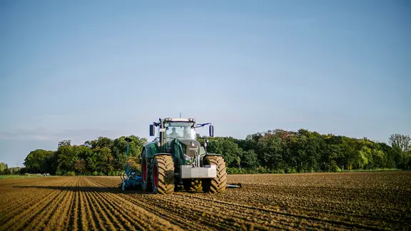 Ein Trecker auf einem Landwirtschaftlich genutzten Feld durchpflügt einen Acker. | NDR, Julius Matuschik Ein Trecker auf einem Landwirtschaftlich genutzten Feld durchpflügt einen Acker.