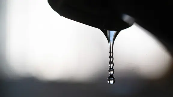 Im Südpark in Halle-Neustadt könnten die Bewohner der Bevo-Immobilie bald ohne warmes Wasser da stehen. | picture alliance/dpa | Marijan Murat Trinkwasser kommt aus einem Wasserhahn
