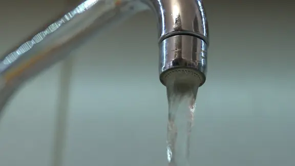 Einer der Männer ging mit der Seniorin ins Bad und betätigte die Wasserhähne. (Themenbild) | NDR Wasser läuft aus einem Wasserhahn.