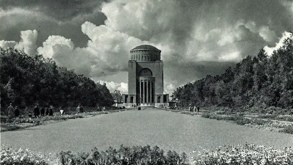 Blick auf den ehemaligen Wasserturm, ab 1930 das Planetarium im Hamburger Stadtpark (Foto von1937)