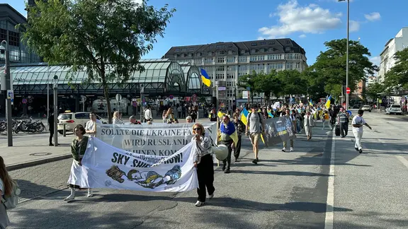 Die Teilnehmer trafen sich am Hauptbahnhof. | NDR, Finn Kessler Eine pro-ukrainische Demonstration in Hamburg.
