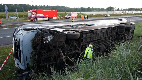 Der verunfallte Bus bei Tageslicht | Telenews Network Der verunfallte Bus bei Tageslicht