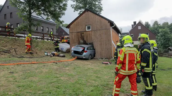 Ein Auto ist in Hammerunterwiesenthal in einen Schafstall gefahren. | Bernd März Ein Auto ist in Hammerunterwiesenthal in einen Schafstall gefahren.