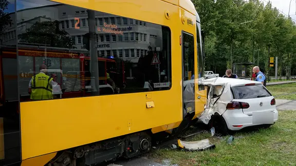 Kollision eines Autos mit einer Straßenbahn in Dresden. | Roland Halkasch Kollision eines Autos mit einer Straßenbahn in Dresden.