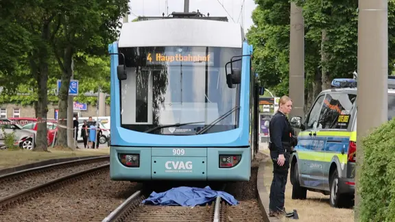 Am Montag ist ein Mann nach einem Unfall mit einer Straßenbahn gestorben. | Audiovision Chemnitz Am Montag ist ein Mann nach einem Unfall mit einer Straßenbahn gestorben.