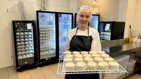 Anna Lessing hält ein Tablett mit veganem Käse. | NDR, Pascal Klug Anna Lessing hält ein Tablett mit veganem Käse.