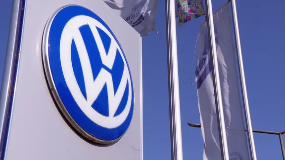 Das VW-Logo neben Fahnenmasten am Eingang zum VW-Werk. | NDR Das VW-Logo neben Fahnenmasten am Eingang zum VW-Werk.