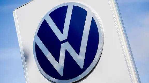 Logo von VW. | dpa, Hauke-Christian Dittrich Logo von VW.