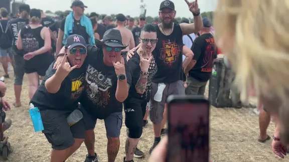 Meike Dembski und Sakina Okunek mit Partnern auf Wacken | Krankenhäuser Buchholz-Winsen Meike Dembski und Sakina Okunek mit Partnern auf Wacken