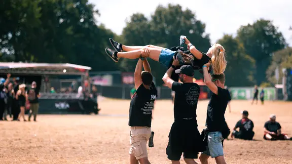 Auch der Liveticker ist jetzt auf dem Weg zum Infield. | NDR, Alexander Mühlhausen Wacken Impressionen 2026
