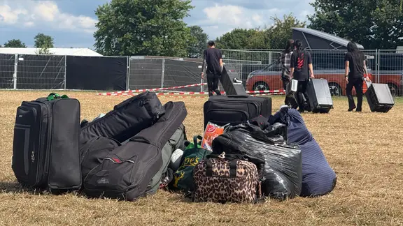 Zahlreiche Besucher des Wacken-Festival machen sich auf den Heimweg. | NDR, Jörn Zahlmann Zahlreiche Besucher des Wacken-Festival machen sich auf den Heimweg.