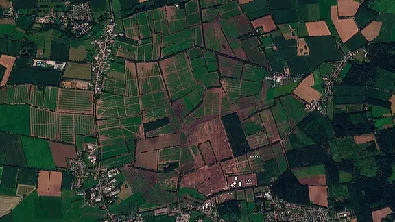 Selbst zwei Wochen nach Festival-Ende 2025 sind die Spuren im Schlamm aus dem All sichtbar. | Planet Labs / Vertical 52 2026 Selbst zwei Wochen nach Festival-Ende 2025 sind die Spuren im Schlamm sichtbar.