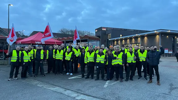 Mitarbeiter und Mitarbeiterinnen der KVG Kiel streiken | NDR, Moritz Mayer Mitarbeiter und Mitarbeiterinnen der KVG Kiel streiken