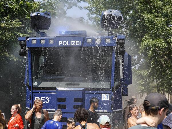 Wasser Marsch Berlin leidet unter der Hitze. Um den Menschen eine kleine Abkühlung zu verschaffen, rückt die Berliner Polizei mit Wasserwerfern an. Im Park am Gleisdreieck genießen Parkbesucher den feinen Sprühnebel, eine kurze Abkühlung bei der Hitzewelle, Berlin, 28.06.2026 Berlin Berlin Deutschland *** Water, Water Berlin Suffers from the Heat To help people cool off a bit, the Berlin police are deploying water cannons. In Gleisdreieck Park, visitors are enjoying the fine mista brief respite from the heat wave Berlin, June 28, 2026 Berlin, Berlin, Germany