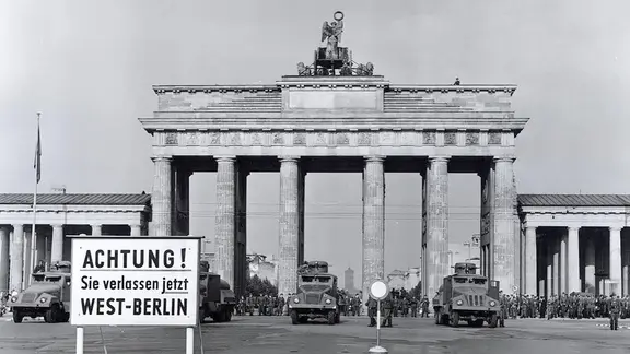 Wasserwerfer der Volkspolizei während der Grenzschließung am 13. August 1961 am Brandenburger Tor in Berlin. | IMAGO / UIG Wasserwerfer der Volkspolizei während der Grenzschließung am 13. August 1961 am Brandenburger Tor in Berlin.