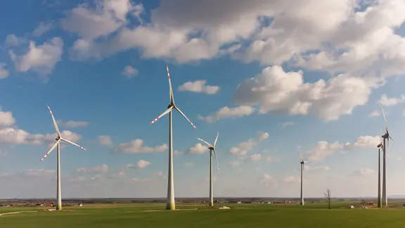 Privatpersonen, Kommunen und Unternehmen können sich zusammenschließen, um zum Beispiel einen Windpark zu betreiben. (Themenbild) | Colourbox, #2306 Ein Feld auf dem mehrere Windräder stehen.