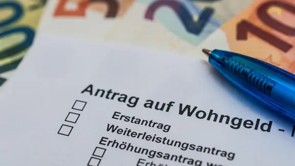 Ein Kuli liegt auf einem Antrag auf Wohngeld. | Zoonar / stockfotos-mg Ein Kuli liegt auf einem Antrag auf Wohngeld.