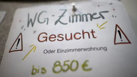 Auf einem Zettel steht, ein Student sucht ein Wg-Zimmer | Sebastian Gollnow Auf einem Zettel steht, ein Student sucht ein Wg-Zimmer