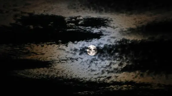 Wolken über dem Mond (Symbolbild - Aufnahme vom 28.07.2026) | IMAGO / snowfieldphotography Wolken über dem Mond (Symbolbild - Aufnahme vom 28.07.2026)