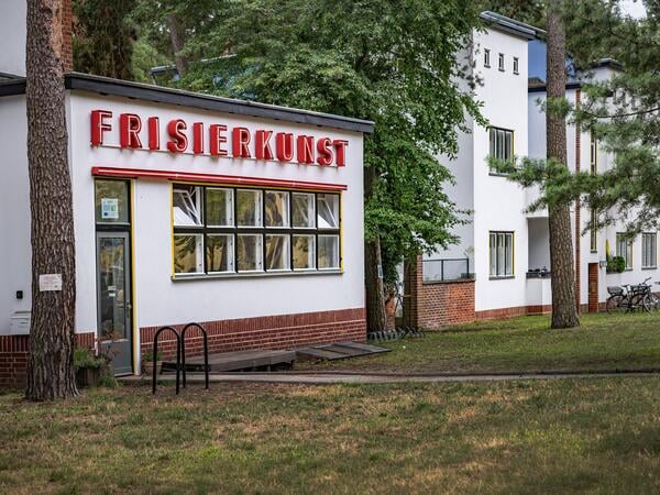 Berlin Steglitz-Zehlendorf Waldsiedlung Zehlendorf an Riemeisterstraße / Argentinische Allee. Aufnahme in die Liste UNESCO Weltkulturerbe ist geplant Siedlung im Bauhausstil - 20.07.2026 Zehlendorf *** Berlin Steglitz Zehlendorf Waldsiedlung Zehlendorf on Riemeisterstraße and Argentinische Allee planned for inclusion on the UNESCO World Heritage List Bauhaus-style housing estate July 20, 2026 Zehlendorf