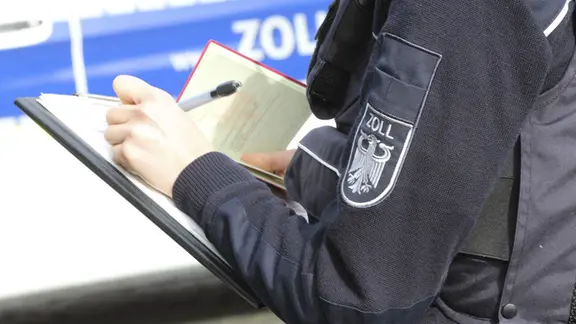 Ein Mitarbeiter vom Zollamt macht sich Notizen. | Hauptzollamt Osnabrück Ein Mitarbeiter vom Zollamt macht sich Notizen.