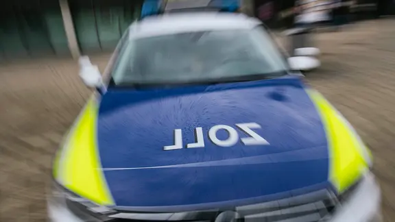 Ein Einsatzfahrzeug des Zolls frontal, mit Bewegungsunschärfe fotografiert. | NDR, Julius Matuschik Ein Einsatzfahrzeug des Zolls frontal, mit Bewegungsunschärfe fotografiert.