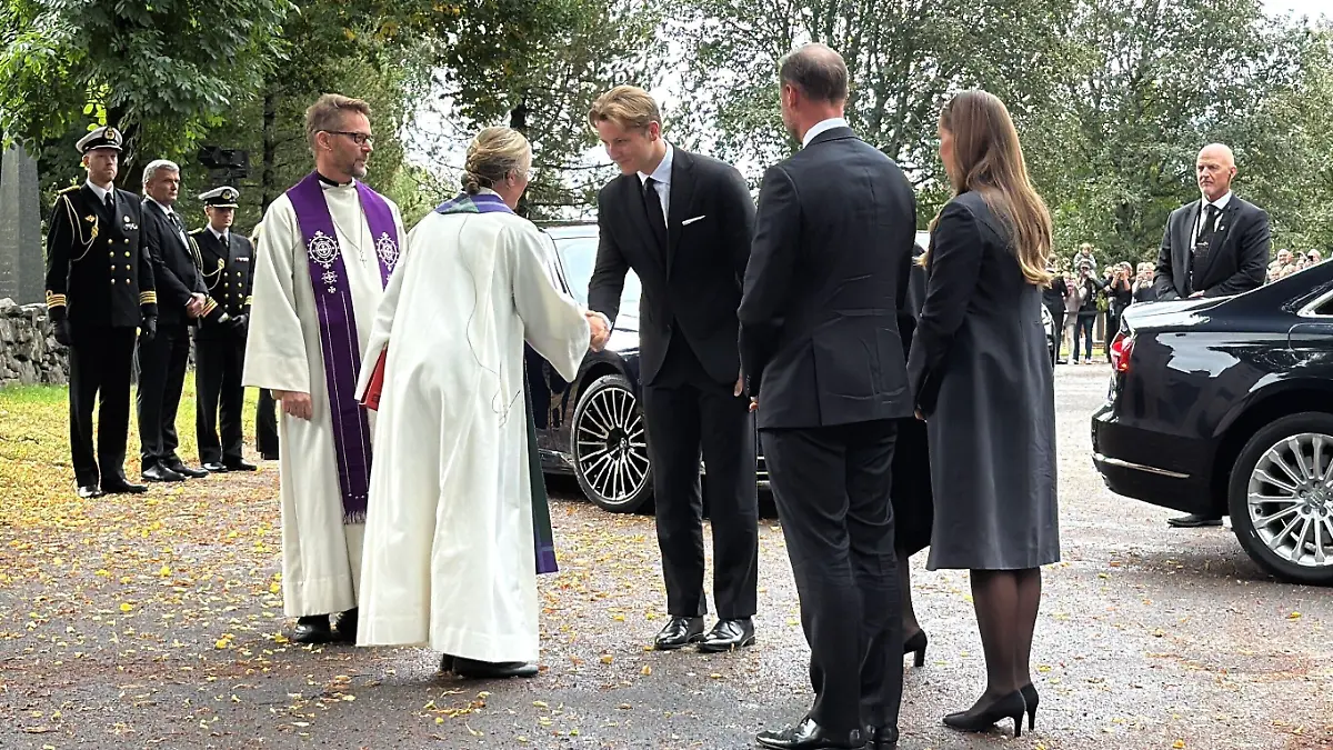 v.l. Margot (Christiane Maybach), Anna (Janis Rattenni), Irene (Petra Blossey), Wolfgang (Holger Franke), Sophie (Karin Schröder), Till (Stephen Dürr) und Chris (Oliver Bootz).