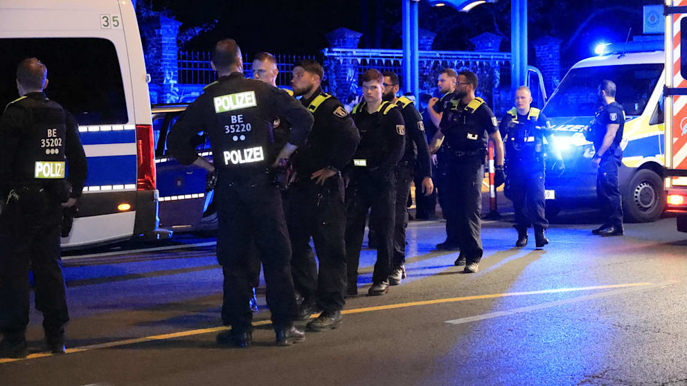 Großeinsatz in Neukölln: Nach Schüssen an der Hermannstraße suchte die Polizei mit vielen Kräften nach den Tätern.