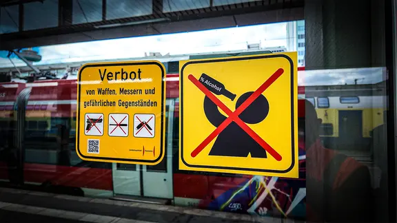 Zwei Verbotsschilder am Hauptbahnhof Hannover. | IMAGO / Rüdiger Wölk Zwei Verbotsschilder am Hauptbahnhof Hannover.