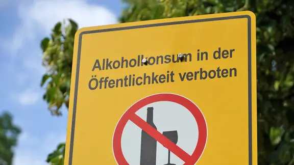 Ein Schild zeigt die Aufschrift "Alkoholkonsum in der Öffentlichkeit verboten". | IMAGO / CHROMORANGE Ein Schild zeigt die Aufschrift "Alkoholkonsum in der Öffentlichkeit verboten".