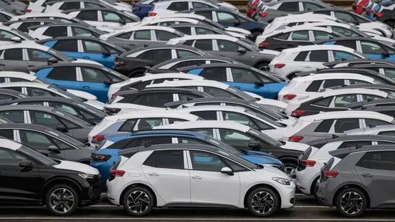 Neuwagen der Marken Volkswagen, Audi und Cupra stehen vor der Auslieferung auf einem Parkplatz im Werk von Volkswagen. | Hendrik Schmidt/dpa Neuwagen der Marken Volkswagen, Audi und Cupra stehen vor der Auslieferung auf einem Parkplatz im Werk von Volkswagen.