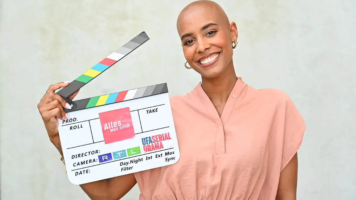 AWZ-Hammer! Sharon Battiste folgt ihrem Freund ans Serien-Set