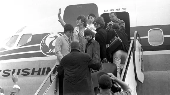 Die Beatles besteigen am 17. Juni 1966 in Hamburg-Fuhlsbüttel ihre Maschine nach Tokio. | picture alliance / dpa, Werner Reuss Die Beatles besteigen am 17. Juni 1966 in Hamburg-Fuhlsbüttel ihre Maschine nach Tokio.