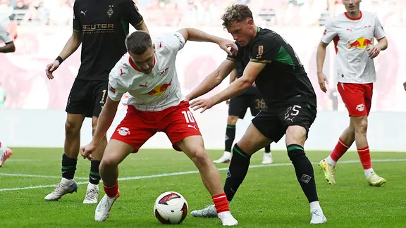 Gruda (links) war einer der Aktivposten zuletzt im RB-Spiel. | MDR/Dirk Hofmeister 15 RB Leipzig Mönchengladbach RBL Gruda 10 5 BMG DSC_2226