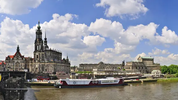Der Theaterkahn liegt auf der Elbe am Terrassenufer der Augustusbrücke in Dresden. | IMAGO / Torsten Becker Der Dresdner Theaterkahn vor Kathedrale und Semperoper