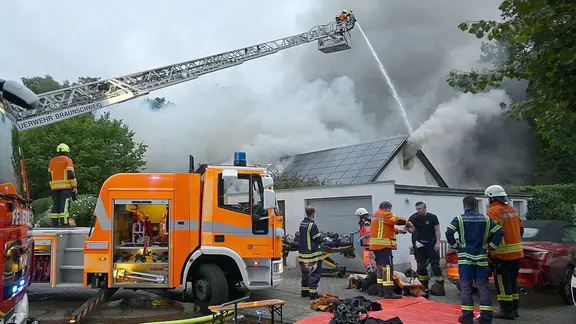 Die Feuerwehr rückte mit einem Großaufgebot in den Braunschweiger Stadtteil Querum aus. | dpa, Jörg Koglin Die Feuerwehr bei den Löscharbeiten in Braunschweig.