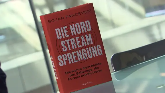 Rotes Buch mit Aufschrift "Die Nord Stream Sprengung" 