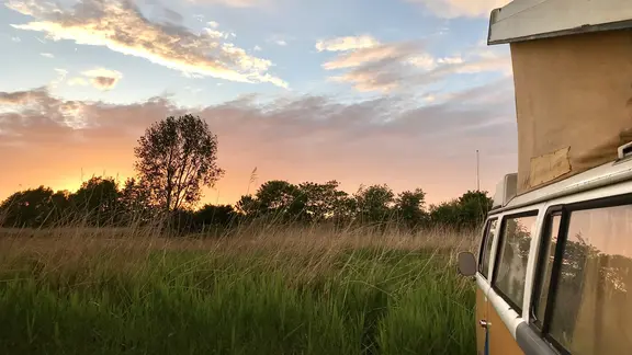 Ein VW-Bus Camper bei Sonnenuntergang. | Hauke Bülow, NDR Ein VW-Bus Camper bei Sonnenuntergang.