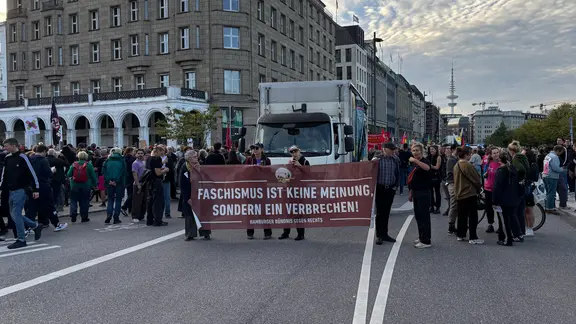 Demonstrierende versammeln sich in Hamburg hinter einem Transparent auf dem steht "Faschismus ist keine Meinung, sondern ein Verbrechen". | NDR/Sebastian Vesper Demonstrierende versammeln sich in Hamburg hinter einem Transparent auf dem steht "Faschismus ist keine Meinung, sondern ein Verbrechen".