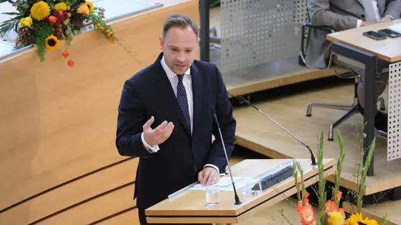 Der sächsische Landtagspräsident Alexander Dierks (CDU) und die Abgeordneten tagen in den kommenden Jahren an einer Großbaustelle. (Archivbild) | picture alliance/dpa | Sebastian Willnow Alexander Dierks (CDU), neu gewählter sächsischer Landtagspräsident, spricht im Plenarsaal des Landesparlament.