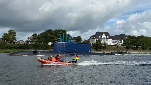 Das israelische U-Boot "Drakon" wurde unter anderem vor möglichen Drohnenangriffen geschützt. | NDR, Tobias Gellert Das israelisches U-Boot "Drakon".