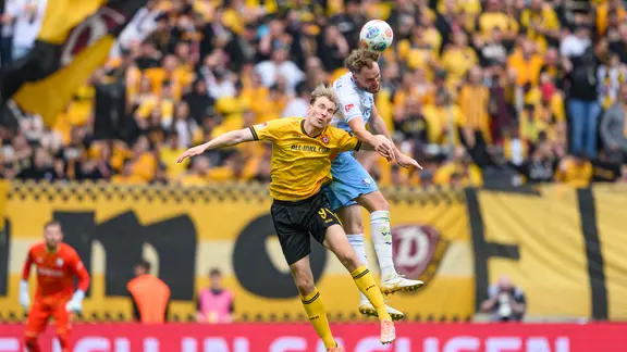 Vincent Vermeij (Dynamo Dresden, l) gegen Philipp Strompf (VfL Bochum) | picture alliance/dpa | Robert Michael Vincent Vermeij (Dynamo Dresden, l) gegen Philipp Strompf (VfL Bochum)