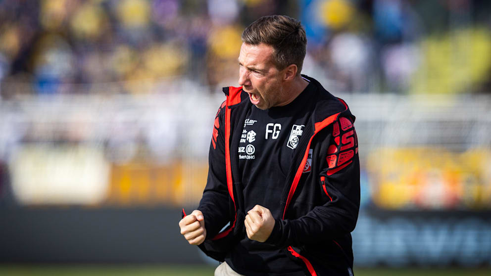 Trainer Fabian Gerber (46) ballt nach dem Sieg in Leipzig die Fäuste