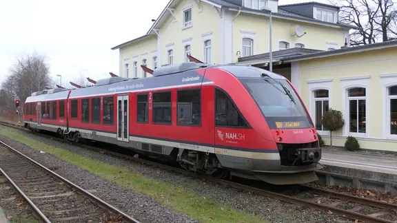 Der Triebfahrzeugführer stoppte den Zug auf Höhe des Bahnhofs Preetz. (Symbolbild) | NDR, Kai Peuckert Eine Erixx Bahn steht im Preetzer Bahnhof